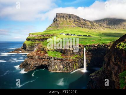 Cascade des îles Féroé Múlafossur près du village Gasadalurron l'île Vágar. Paysage vert de caost de montagne. Banque D'Images