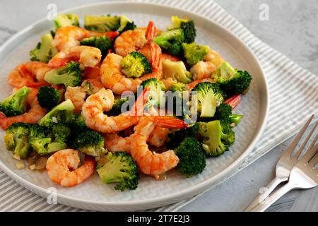 Plat à base d'ail et de broccoli, frites maison sur une assiette, vue latérale. Banque D'Images