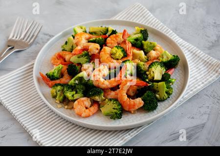 Plat à base d'ail et de broccoli, frites maison sur une assiette, vue latérale. Banque D'Images