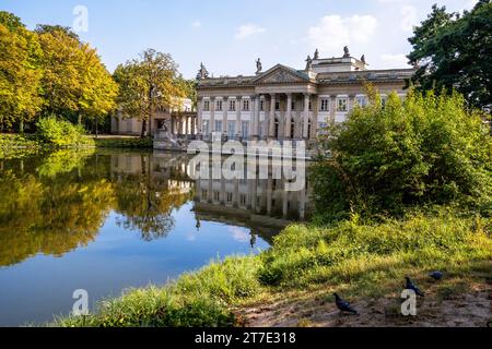 Palais sur l'île dans le parc Royal Bath à Varsovie en Pologne Banque D'Images
