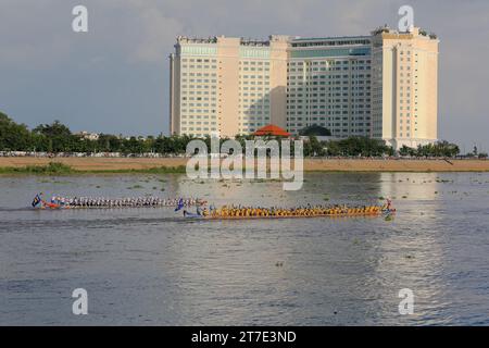Compétition de courses de bateaux-dragons pour le Festival de l'eau bon Om Touk à Phnom Penh sur Tonle SAP et le Mékong Confluent, courses de bateaux traditionnelles, Cambodge Banque D'Images