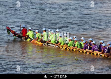 Compétition de courses de bateaux-dragons pour le Festival de l'eau bon Om Touk à Phnom Penh sur Tonle SAP et le Mékong Confluent, courses de bateaux traditionnelles, Cambodge Banque D'Images