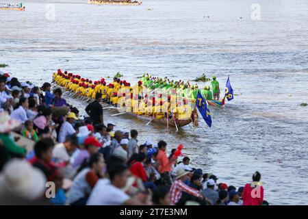 Compétition de courses de bateaux-dragons pour le Festival de l'eau bon Om Touk à Phnom Penh sur Tonle SAP et le Mékong Confluent, courses de bateaux traditionnelles, Cambodge Banque D'Images