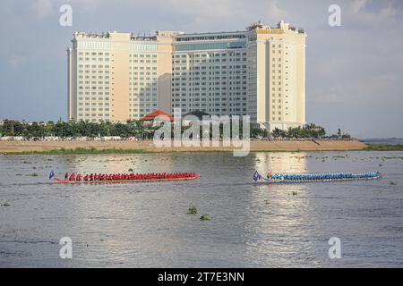 Compétition de courses de bateaux-dragons pour le Festival de l'eau bon Om Touk à Phnom Penh sur Tonle SAP et le Mékong Confluent, courses de bateaux traditionnelles, Cambodge Banque D'Images