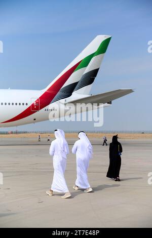 DUBAÏ, Émirats arabes Unis, 15 novembre 2023. Les participants marchent aux côtés d'un avion Emirates au salon aéronautique de Dubaï 2023. L’événement s’est tenu à l’aéroport international DWC Maktoum à Dubaï Banque D'Images