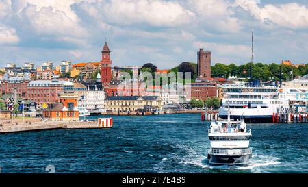 HELSINGBORG, SUÈDE - JUIN 28 2013 : vue de la ville depuis le son. Banque D'Images