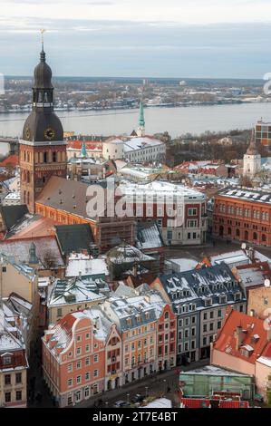 RIGA, LETTONIE - 0CTOBER 28, 2012 : vue aérienne de la ville depuis l'un des clochers d'observation de la ville. Banque D'Images