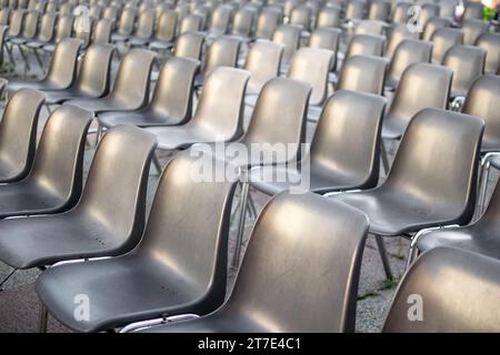 Ensemble de chaises dépliées pour des événements comme un congrès, une réunion, une conférence ou un mariage Banque D'Images