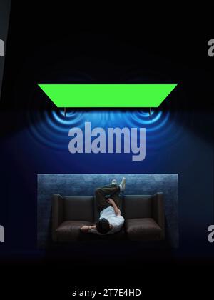 Les gens regardent et apprécient à côté de la télévision, moniteur avec écran vert Banque D'Images