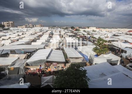 Khan Yunis, Territoires palestiniens. 15 novembre 2023. Une vue générale des tentes dans lesquelles vivent les Palestiniens dispersés à l'intérieur du pays après avoir fui le nord de la bande de Gaza par crainte des bombardements israéliens. Crédit : Mohammed Talatene/dpa/Alamy Live News Banque D'Images