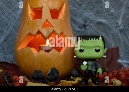 Funko Pop figurine d'action du monstre de Frankenstein du film d'horreur classique. Halloween, Jack o lanterne, toile d'araignée, feuilles d'automne, effrayante, hanté. Banque D'Images