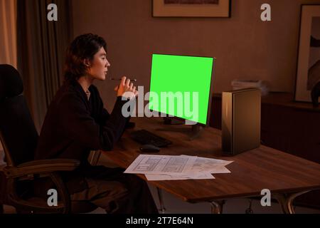 Les gens regardent et apprécient à côté de la télévision, moniteur avec écran vert Banque D'Images