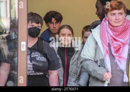 Londres, Royaume-Uni. 15 novembre 2023. GRETA THUNBERG quitte Westminster magistrates court. L’activiste suédois a été arrêté lors d’une manifestation contre les combustibles fossiles devant l’hôtel InterContinental à Mayfair pendant le Forum du renseignement énergétique et accusé d’atteinte à l’ordre public. Crédit : Vuk Valcic/Alamy Live News Banque D'Images