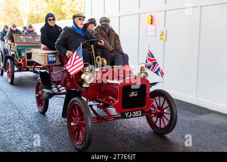 1904 Ford voiture vintage participant à la course de voitures vétérans de Londres à Brighton, événement automobile vintage passant par Westminster, Londres, Royaume-Uni Banque D'Images