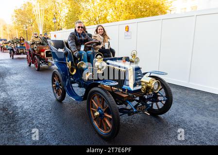 C1904 voiture d'époque Renault participant à la course de voitures anciennes de Londres à Brighton, événement automobile vintage en passant par Westminster, Londres, Royaume-Uni Banque D'Images