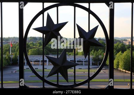 Nashville, Tennessee, États-Unis. Le drapeau de l'état du Tennessee sur un guichet, en arrière-plan le Bicentennial Capitol Mall State Park Banque D'Images