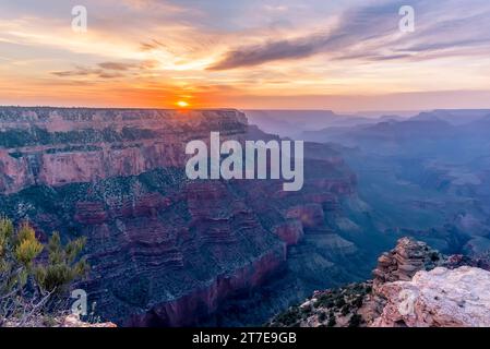 Le coucher de soleil met en valeur des strates rocheuses multicolores vues depuis Yaki point sur la rive sud du Grand Canyon, en Arizona Banque D'Images