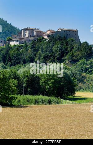 Vue sur le village de Castel San Felice. Sant'anatolie de Narco. Ombrie. Italie. Europe Banque D'Images