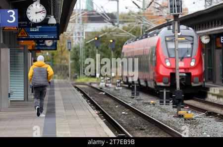 Rostock, Allemagne. 15 novembre 2023. Un homme marche le long de la plate-forme autrement vide à la gare principale. Le syndicat allemand des conducteurs de train (GDL) avait appelé à une grève de 20 heures chez Deutsche Bahn AG. Crédit : Bernd Wüstneck/dpa/Alamy Live News Banque D'Images