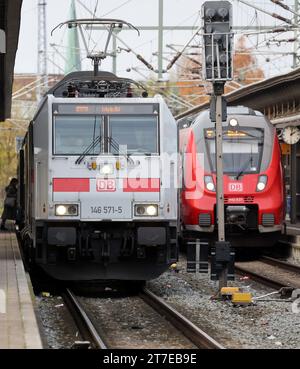 Rostock, Allemagne. 15 novembre 2023. Trains à la gare principale. Le syndicat allemand des conducteurs de train (GDL) avait appelé à une grève de 20 heures chez Deutsche Bahn AG. Crédit : Bernd Wüstneck/dpa/Alamy Live News Banque D'Images