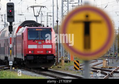 Rostock, Allemagne. 15 novembre 2023. Un train s'arrête dans la gare principale, sur la droite un panneau de non-passage au bout de la plate-forme. Le syndicat allemand des conducteurs de train (GDL) avait appelé à une grève de 20 heures chez Deutsche Bahn AG. Crédit : Bernd Wüstneck/dpa/Alamy Live News Banque D'Images