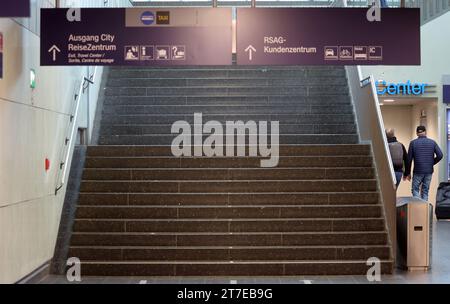 Rostock, Allemagne. 15 novembre 2023. L'escalier de la gare principale est presque désert. Le syndicat allemand des conducteurs de train (GDL) avait appelé à une grève de 20 heures chez Deutsche Bahn AG. Crédit : Bernd Wüstneck/dpa/Alamy Live News Banque D'Images