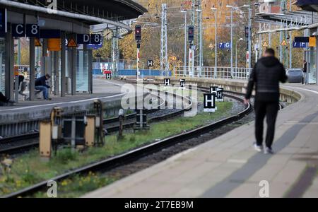 Rostock, Allemagne. 15 novembre 2023. Un homme marche le long de la plate-forme autrement vide à la gare principale. Le syndicat allemand des conducteurs de train (GDL) avait appelé à une grève de 20 heures chez Deutsche Bahn AG. Crédit : Bernd Wüstneck/dpa/Alamy Live News Banque D'Images