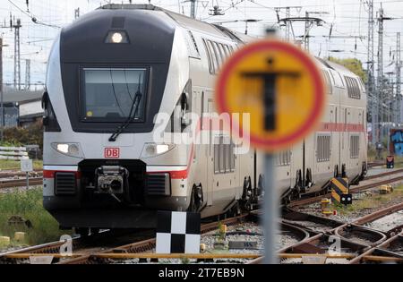 Rostock, Allemagne. 15 novembre 2023. Un train s'arrête dans la gare principale, avec un panneau d'interdiction de passage au milieu à la fin de la plate-forme. Le syndicat allemand des conducteurs de train (GDL) avait appelé à une grève de 20 heures chez Deutsche Bahn AG. Crédit : Bernd Wüstneck/dpa/Alamy Live News Banque D'Images