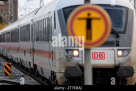 Rostock, Allemagne. 15 novembre 2023. Un train s'arrête dans la gare principale, sur la droite un panneau de non-passage au bout de la plate-forme. Le syndicat allemand des conducteurs de train (GDL) avait appelé à une grève de 20 heures chez Deutsche Bahn AG. Crédit : Bernd Wüstneck/dpa/Alamy Live News Banque D'Images