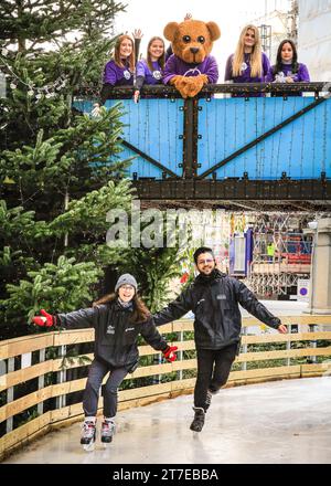 Londres, Royaume-Uni. 15 novembre 2023. Underbelly's Skate West End à Hanover Square recueille des fonds pour l'association caritative pour enfants du Great Ormond Street Hospital (GOSH Charity). Sur la photo, Bernard Bear, mascotte de GOSH Charity, à la patinoire avec les membres et les bénévoles de l'équipe de GOSH Charity. Ils sont (dans certains plans) rejoints par Ed Bartlam, co-fondateur d'Underbelly, qui a un lien personnel de longue date avec GOSH. Crédit : Imageplotter/Alamy Live News Banque D'Images