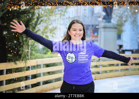 Londres, Royaume-Uni. 15 novembre 2023. Underbelly's Skate West End à Hanover Square recueille des fonds pour l'association caritative pour enfants du Great Ormond Street Hospital (GOSH Charity). Sur la photo, un bénévole GOSH de l'équipe GOSH Charity. Crédit : Imageplotter/Alamy Live News Banque D'Images