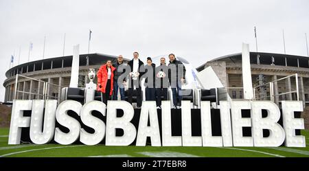 Berlin, Allemagne. 15 novembre 2023. Les invités posent lors de l'événement de dévoilement du ballon de match officiel de l'UEFA EURO 2024 à Berlin, en Allemagne, le 15 novembre 2023. Crédit : REN Pengfei/Xinhua/Alamy Live News Banque D'Images