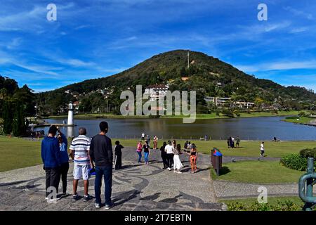 PETROPOLIS, RIO DE JANEIRO, BRÉSIL - 27 mai 2023 : les gens en face du lac sur le parc historique Quitandinha Palace Hôtel Banque D'Images