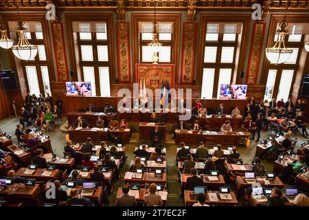 Paris, France. 15 novembre 2023. Les conseillers de Paris assistent au Conseil de Paris à l'Hôtel de ville de Paris le 15 novembre 2023. Photo de Firas Abdullah/ABACAPRESS.COM crédit : Abaca Press/Alamy Live News Banque D'Images