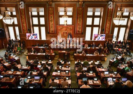 Paris, France. 15 novembre 2023. Les conseillers de Paris assistent au Conseil de Paris à l'Hôtel de ville de Paris le 15 novembre 2023. Photo de Firas Abdullah/ABACAPRESS.COM crédit : Abaca Press/Alamy Live News Banque D'Images