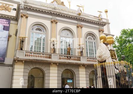 Figueres, Espagne - 13 mai 2023 : façade de la maison-musée de Salvador Dali et du monument à Figueres. Banque D'Images