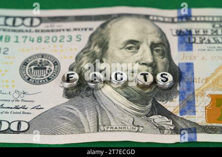 Économie et affaires. Sur le billet de cent dollars des États-Unis, il y a des cercles en métal avec l'inscription - faits Banque D'Images