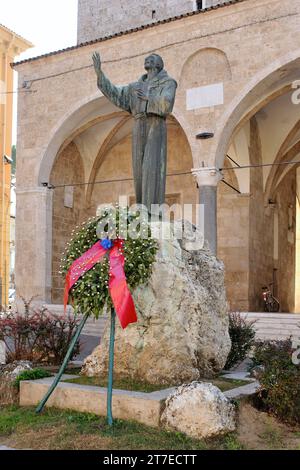 Monument à Saint François. Piazza Vittori. Rieti. Lazio. Italie Banque D'Images