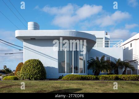 Maison moderne construite dans le style du milieu du siècle avec des palmiers et mur bleu à San Diego, Californie Banque D'Images