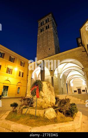 Piazza Vittori. Le Monument à San Francesco et la Cathédrale en arrière-plan. Rieti. Lazio. Italie Banque D'Images