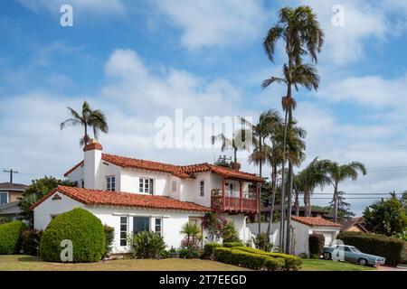 Maison résidentielle moderne avec palmiers et voiture rétro garée à San Diego, Californie Banque D'Images