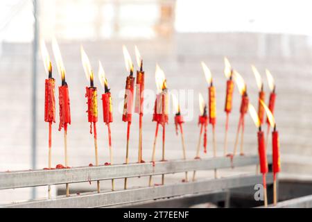 Une rangée de bougies de prière dans un temple bouddhiste, Bangkok, Thaïlande Banque D'Images