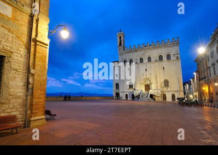 Piazza Grande avec le Palais des Consuls. Gubbio. Ombrie. Italie Banque D'Images