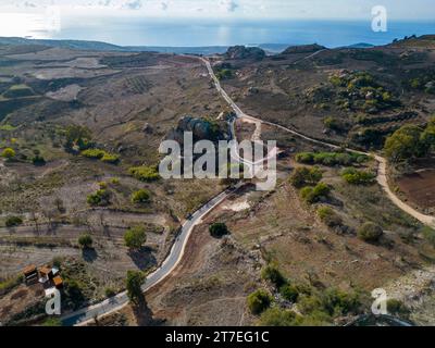 Vue aérienne par drone de la nouvelle route du village d'Ineia à la baie de Lara sur la péninsule d'Akamas, Chypre. Banque D'Images