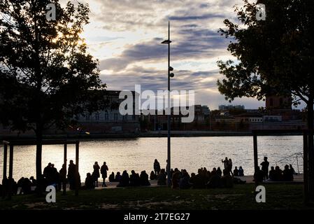 Quai de la daurade, promenade Henri Martin à toulouse au crépuscule avec du monde à contre jour qui profite d'une belle fin de journée - at Dusk, Wit Banque D'Images