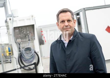 Cuxhaven, Allemagne. 15 novembre 2023. OLAF Lies (SDP), ministre de l'économie de Basse-Saxe, se tient devant une usine de production d'hydrogène vert, un électrolyseur de la société Turneo. Des représentants des cinq États du nord de l'Allemagne et de l'industrie discutent du développement d'une économie de l'hydrogène lors d'une conférence à Cuxhaven. Crédit : Sina Schuldt/dpa/Alamy Live News Banque D'Images