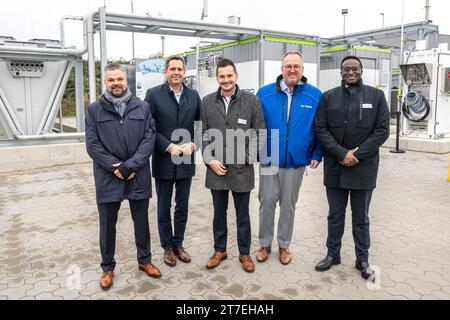 Cuxhaven, Allemagne. 15 novembre 2023. Jochen Kaufholt (de gauche à droite), directeur général de Turneo, OLAF Lies (SDP), ministre de l'économie de Basse-Saxe, Tobias Moldenhauer, chef de la division hydrogène de l'EWE, Uwe Santjer (SPD), maire de Cuxhaven, et Robert Frimpong, directeur de Wintershall Dea en Allemagne, se tient devant une usine de production d'hydrogène vert, un électrolyseur de Turneo. Des représentants des cinq États du nord de l'Allemagne et de l'industrie discutent du développement d'une économie de l'hydrogène lors d'une conférence à Cuxhaven. Crédit : Sina Schuldt/dpa/Alamy Live News Banque D'Images