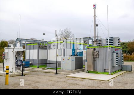 Cuxhaven, Allemagne. 15 novembre 2023. Une usine de production d’hydrogène vert, un électrolyseur de la société Turneo, est mise en service. Lors d'une conférence à Cuxhaven, des représentants des cinq États du nord de l'Allemagne et de l'industrie discutent du développement d'une économie de l'hydrogène. Crédit : Sina Schuldt/dpa/Alamy Live News Banque D'Images