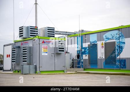 Cuxhaven, Allemagne. 15 novembre 2023. Une usine de production d’hydrogène vert, un électrolyseur de la société Turneo, est mise en service. Lors d'une conférence à Cuxhaven, des représentants des cinq États du nord de l'Allemagne et de l'industrie discutent du développement d'une économie de l'hydrogène. Crédit : Sina Schuldt/dpa/Alamy Live News Banque D'Images