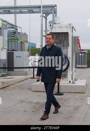 Cuxhaven, Allemagne. 15 novembre 2023. OLAF Lies (SDP), ministre de l’économie de Basse-Saxe, se promène devant une usine de production d’hydrogène vert, un électrolyseur de la société Turneo. Des représentants des cinq États du nord de l'Allemagne et de l'industrie discutent du développement d'une économie de l'hydrogène lors d'une conférence à Cuxhaven. Crédit : Sarah Knorr/dpa/Alamy Live News Banque D'Images